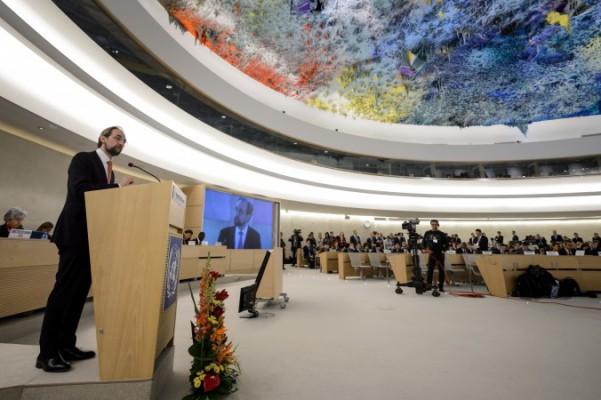 FN:s högkommissarie för mänskliga rättigheter, Zeid Ra'ad Al Hussein, talar den 2 mars 2015, dagen då FN:s råd för mänskliga rättigheter öppnade sin 29:e session vid FN:s kontor i Genève. (Foto: Fabrice Coffrini/AFP/Getty Images)