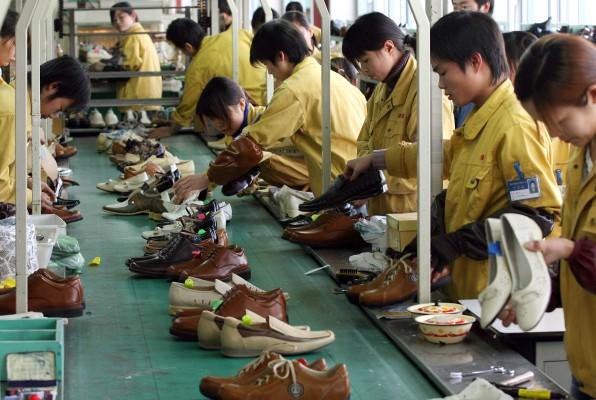 CHINA, Wenzhou : Fabriksarbetare i staden Wenzhou i Kina kontrollerar att skorna inte har fel. EU anklagar kinesiska skotillverkare att de säljer sina läderprodukter under deras riktiga värde på grund av orättvisa statliga och industriella affärsöverenskommelser. (Foto: AFP/Mark Ralston)