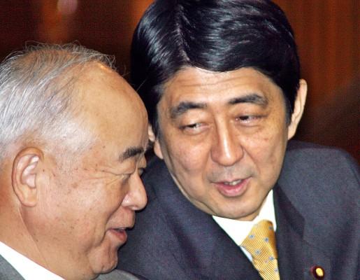 JAPAN, Tokio: Japans premiärminister Shinzo Abe pratar med försvarsministern Fumio Kyuma (V) i underhuset. Japan skapade ett fullfjädrat försvarsministerium för första gången efter andra världskriget då USA berövade det besegrade landet dess rättighet till en armé. (Foto: AFP/Yoshikazu Tsuno)