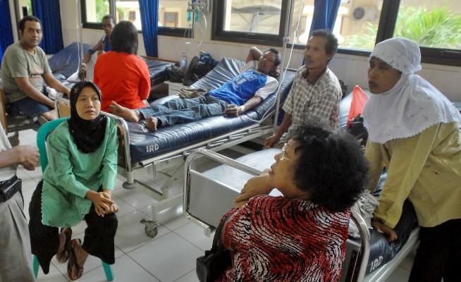 INDONESIEN, Rembang: Överlevande från färjeolyckan återhämtar sig på distriksjukhuset i Rembang i centrala Java. (Foto: AFP/Bay Ismoyo)
