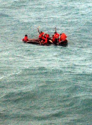 INDONESIEN,på havet: Bilden är tagen från ett räddningsflygplan och visar överlevande från den indonesiska färjan ”Senopati Nusantara”. Indonesiska fiskare och olika räddningsbåtar har hittat ca 200 överlevande. Ca 400 saknas fortfarande. (Foto: AFP)