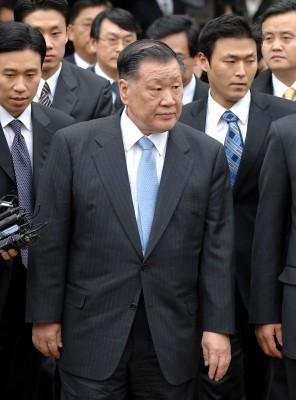Chung Mong-Koo chef för Huyndai, dömdes i dag för förskingring och trolöshet mot huvudman i en sydkoreansk domstol. (Foto: AFP/Jung Yeon-Je)