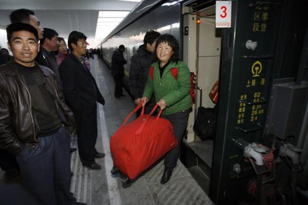 Kineser från Shanghai går av tåget i Tibets huvudstad Lhasa för att etablera sig där. (Foto: AFP/Peter Parks)