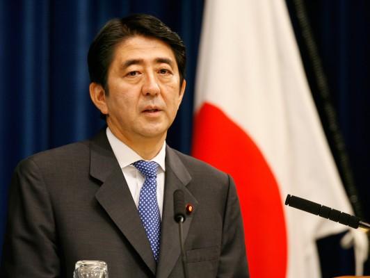 Japans avgående president Abe svarar på frågor vid en presskonferens i Tokyo den 12 september. (Foto: AFP/Toru Yamanaka)