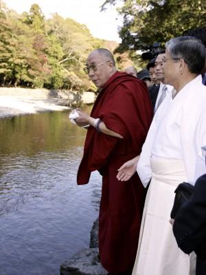 Tibets andlige ledare Dalai Lama och Shintomunken Toshiya Wada vid Isuzu-flodens vatten vid Isa-helgedomen, den 18 november. (AFP PHOTO/Yoshikazu)