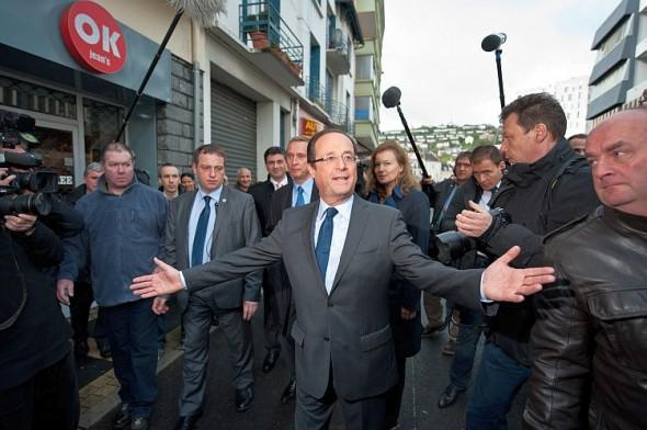 Socialistpartiets kandidat François Hollande på väg från vallokalen efter att ha röstat under den första valomgången i presidentvalet den 22 april i Tulle, Frankrike (Foto: Getty Images)
