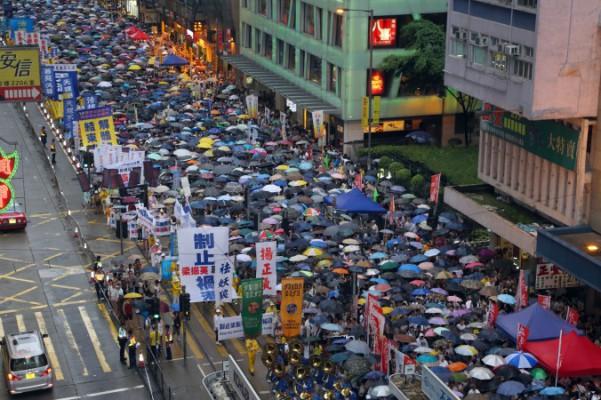 Tusentals trotsade ösregnet för att vara med i den årliga 1 juli-demokratimarschen i Hongkong. Hongkongbor kräver omval och att Leung Chun-ying, Hongkongs Chief Executive, avgår. (Foto:Poon Zoi-syu/Epoch Times)