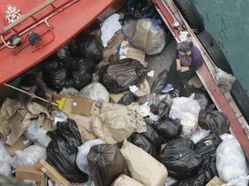 Säckar med skräp fraktas bort av ett fartyg från Hongkong. Förra året producerade området den största mängden skräp per capita i världen. (Foto: Mike Clarke/AFP/Getty Images)