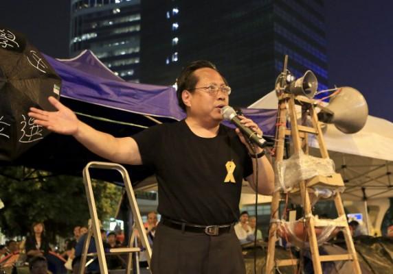 Albert Ho talar via en megafon till personer i den ockuperade zonen vid Admiralty den 14 oktober. Pan-demokraterna, som Ho tillhör, har i stort sett hållit sig i bakgrunden och stött den studentledda paraplyrörelsen. (Yu Kong/Epoch Times)