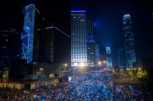 Prodemokratiska demonstranter samlades för tredje natten i Hongkong den 30 september. Demonstranterna kräver fullständig allmän rösträtt. (Foto: Philippe Lopez / AFP / Getty Images)