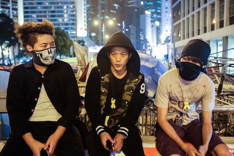 (Från vänster) Sin, Jack och Victor har huvudansvaret för att organisera och bevaka barrikaderna i utkanten av "Paraplytorget" i distriktet Central i Hongkong, den 27 oktober 2014. (Benjamin Chasteen/Epoch Times)
