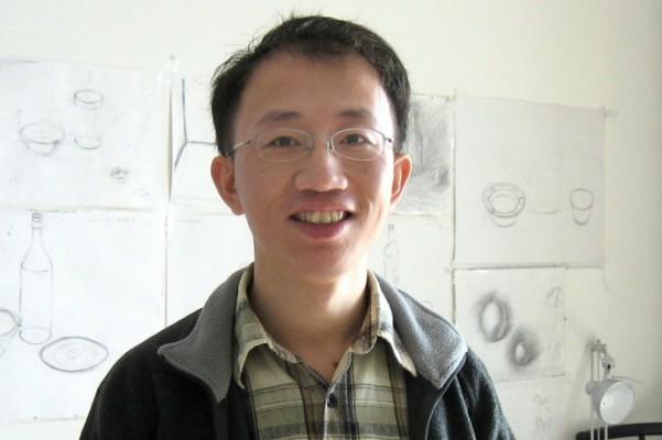 Hu Jia, välkänd människorättsaktivist, bjuder in en utländsk journalist till sitt hem i Peking den 3 januari 2007. Hu har hotats med ett långt fängelsestraff för sin aktivism. (Foto: Verna Yu/AFP/Getty Images)