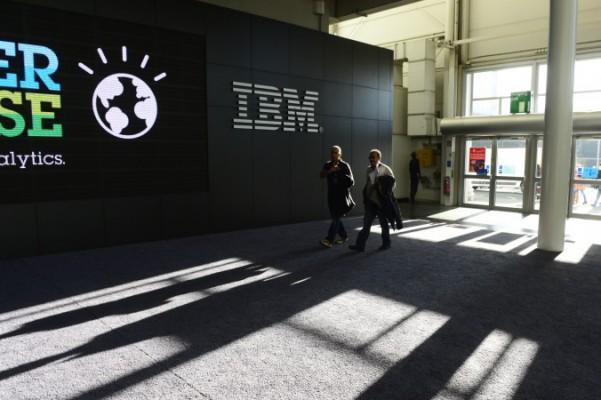 IBM:s bås på teknologimässan CeBIT i Hannover, Tyskland. Kina pressar nu sina banker att ersätta sina IBM-servrar med inhemska alternativ som ett svar på USA:s cyberbrottsåtal mot kinesiska militärer.(Foto: John MacDougall/AFP/Getty Images)