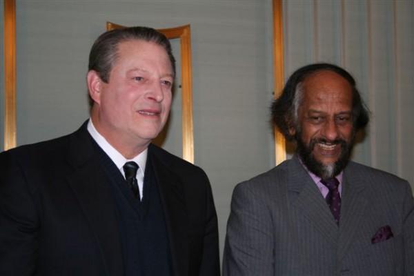 Al Gore och IPCC:s Rajendra K. Pachauri är i Oslo för att ta emot Nobels fredspris i dag. (Foto: Epoch Times)
