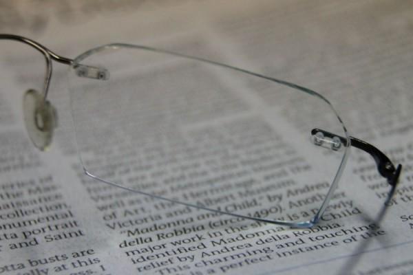 I 40-årsåldern kan det börja bli svårt att läsa utan glasögon. (Stephanie Lam/The Epoch Times)