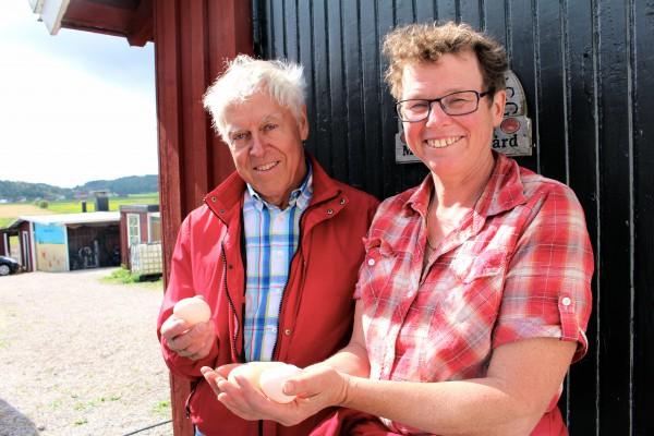 Odd Lindahl och Maria Karlsson med sina musselägg framför gårdens packeri. (Foto: Susanne W Lamm, Epoch Times)
