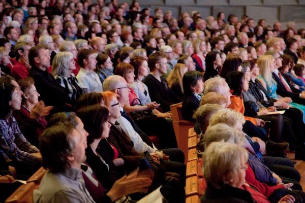Publiken på Konsert &amp; Kongress i Linköping hänfördes av Shen Yun den 21 mars 2009. (Jason Wang/ Epoch Times)