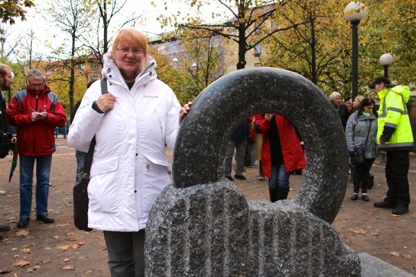 Skulptören Ann Carlsson Korneev bredvid skulpturen Livshjulet. (Foto: Susanne W Lamm/ Epoch Times Sverige)