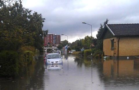 Bilar har fastnat på de översvämmade vägarna i Malmö den 31 augusti 2014, här i området Söderkulla. (Foto: Micaela Strömbäck Vujica/ Epoch Times)
