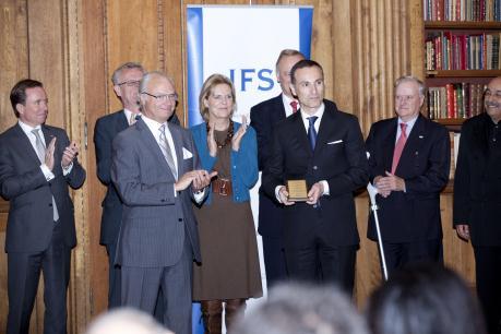 Vasilios Zoupounidis har precis mottagit Carl XVI Gustafs pris som Årets Nybyggare Pionjär. (Foto: Li Cheng, NDT TV)
