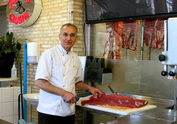 Akbar Asgari skär upp kött i Akbars chark, Kvillestan i Göteborg. (Foto: Susanne W Lamm/Epoch Times Sverige)