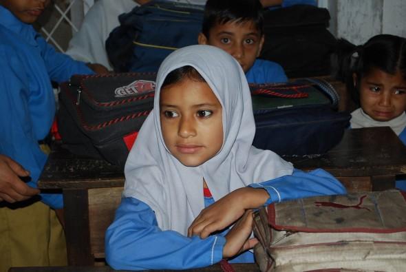 Geytee Aras skola tänder stjärnögon hos en sjuårig flicka (Foto: Masooma Haq/Epoch Times)
