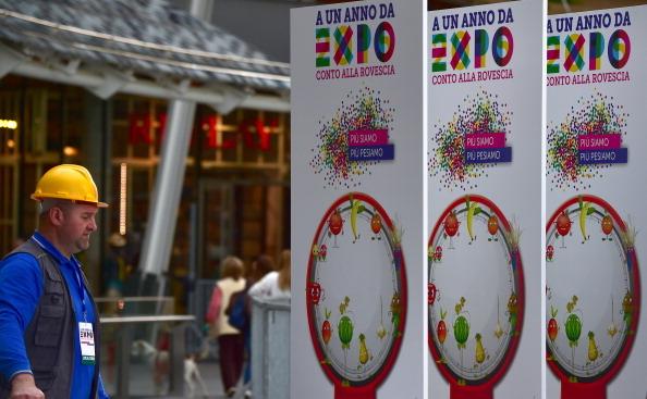 Skyltar om Expo 2015 sätts upp i Milano den 29 april. Nästa världsutställning, Expo 2015 kommer att gå av stapeln i Milano mellan den 1 maj och 31 oktober 2015. (Foto: Giuseppe Cacace/AFP/Getty Images)

