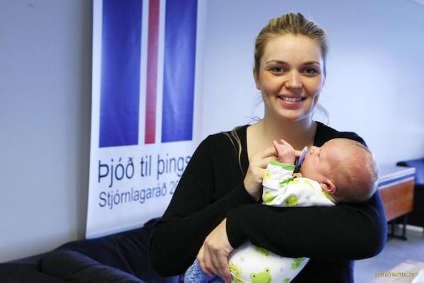 Ástrós Signýjardóttir tillsammans med sin nyfödde son i juli 2011. (Foto från Stjórnlagaráð; det konstitutionella rådet)
