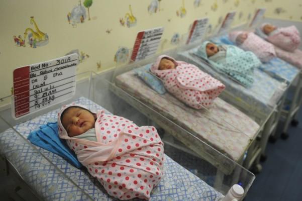 Nyfödda barn på ett privat sjukhus i den indiska staden Kolkata. Indien har mobiliserat sin politiska vilja att uppnå millennieutvecklingsmålen inom hälso- och sjukvård. (Foto: Dibyangshu Sarkar/AFP/Getty Images) 