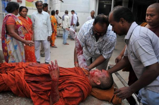 Flera munkar skadades vid flera bombexplosioner som ägde rum i Bodhgayas tempelområde i östra Indien 7 juli. Bomberna skadade historiska tempelbyggnaderna men själva templet klarade sig oskatt. (Foto: STR/AFP/Getty Images)
