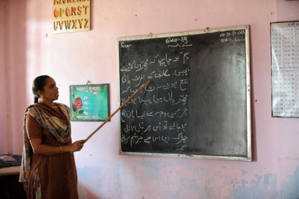 Språkläraren Afsana Khokhar, undervisar elever i urdu på Mahudha Urdu School i Indien. (Foto: Sam Panthakya/AFP/Getty Images)