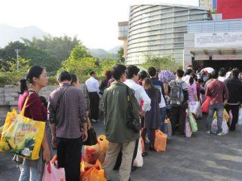 Kineser köar till en tullstation i Shenzhen efter att ha handlat i Hongkong. Kinas höga inflation har fått många kineser att resa till Hongkong för att köpa förnödenheter. (Foto: Epoch Times arkiv)