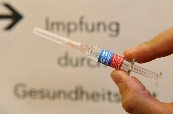 Barnläkaren Håkan Westerlund anser att influensavaccinet inte är tillräckligt utprovat och varnar för biverkningar. (Foto: Torsten Silz /AFP/DDP)