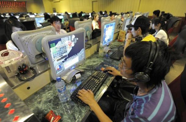 Datoranvändare på en internetbar i Peking. Den kinesiska regimen fortsätter att försöka censurera internet. (Foto:Liu Jin/AFP/Getty Images)
