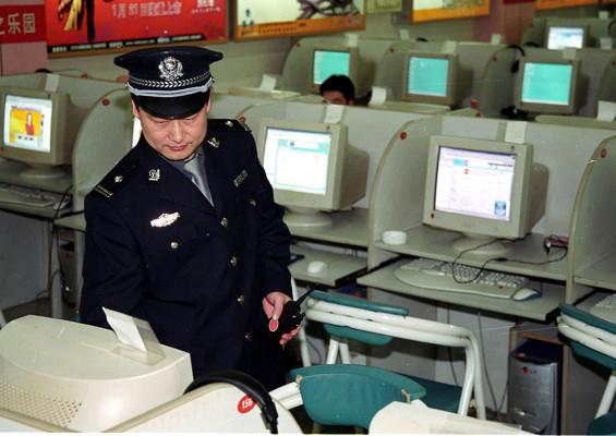 En internetpolis i Peking på internetkafé. (Foto: AFP)