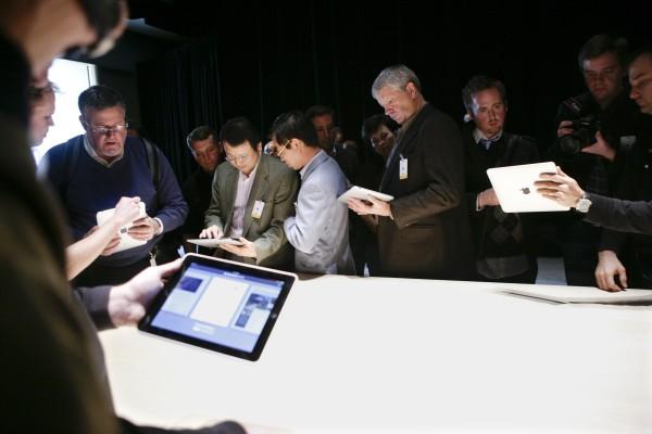 Apples vd Steve Jobs klev in på scenen i San Francisco på Yerba Buena Center den 27 januari, med journalister och teknikintresserade som spänt väntade på att få se årets nyhet från Apple Inc. iPad är en slags korsning mellan iPhone och en MacBook laptop. (Foto: Ryan Anson/AFP)