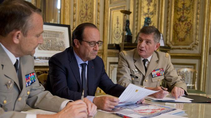En av bröderna skulle till Irak som helig krigare, det misslyckades. Här möter Frankrikes president Francois Hollande som fokuserade på Irakkonflikten 1 oktober 2014,arméchefen de Villiers och presidentens stabschef Puga i Elyseepalatset. (Foto: Alain Jocard/AFP/Getty Images) 