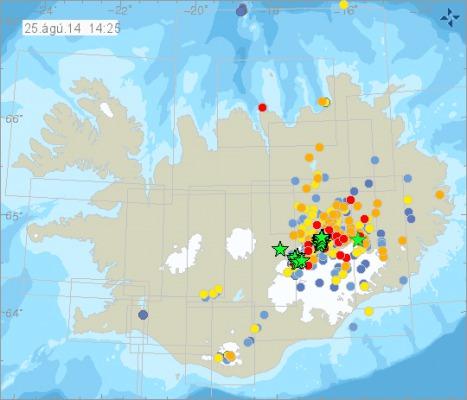 Island. Gröna stjärnor är skalv över magnitud 3. Prickarna är alla skalven, de röda är de senaste och de blåa är de tidigaste skalven. Skärmbilden visar läget 25 augusti kl 14:25. (Från vedur.is)
