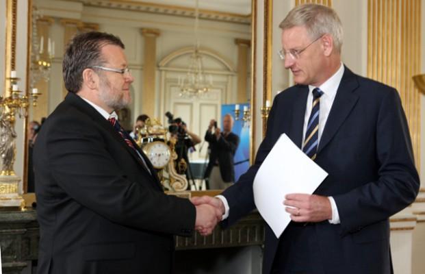 Islands utrikesminister Össur Skarphéðinsson skakar hand med sin svenske kollega Carl Bildt efter att ha överlämnat Islands ansökan om EU-medlemsskap. (Foto: Fredrik Persson/Scanpix/AFP)