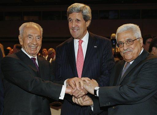 USA:s utrikesminister John Kerry, Israels president Shimon Peres och den palestinske presidenten Mahmoud Abbas skakar hand med varandra under World Economic Forum för Mellanöstern och Nordafrika i Jordan den 26 maj 2013.  (Foto: Jim Young / AFP)