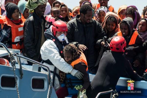 Italienska marinen räddar båtflyktingar under operation ’Mare Nostrum’. (Foto: marina.difesa.it)