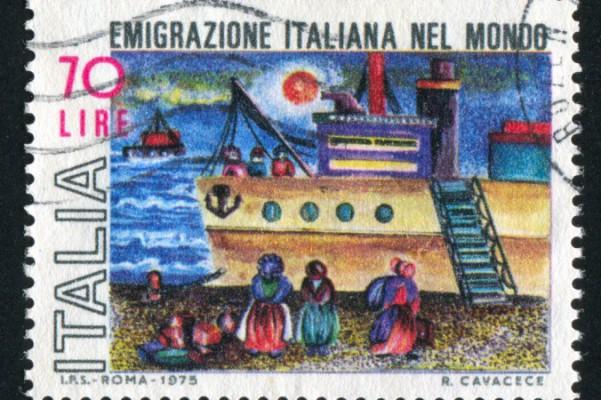 Ett italienskt frimärke avbildar italiensk emigration det senaste århundradet. Utvandringen fortsätter med oförminskad styrka på grund av den italienska ekonomins nedgång. Frimärket heter ”Italiensk emigration i världen”. (Foto: Shutterstock)