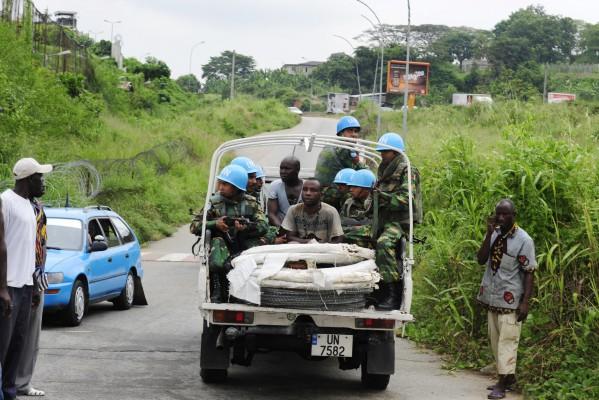 FN:s fredsbevarande trupper patrullerar nära UNOCI:s huvudkontor i Abidjan i december 2010. Elfenbenskusten starke man Laurent Gbagbo vägrar att släppa makten som president efter att ha förlorat valet. Man anklagar Gbagbo för att ha kidnappat och mördat sina motståndare. (Foto: AFP/Issouf Sanogo)