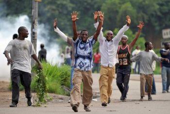 Anhängare av Alassane Ouattara, internationellt erkänd som vinnaren av förra månadens presidentval, lyfter sina armar under en protest i Abidjan på december 16. Den sittande presidenten, Laurent Gbagbo, har vägrat att avgå från makten. (Foto: Issouf Sanogo / AFP / Getty Images)