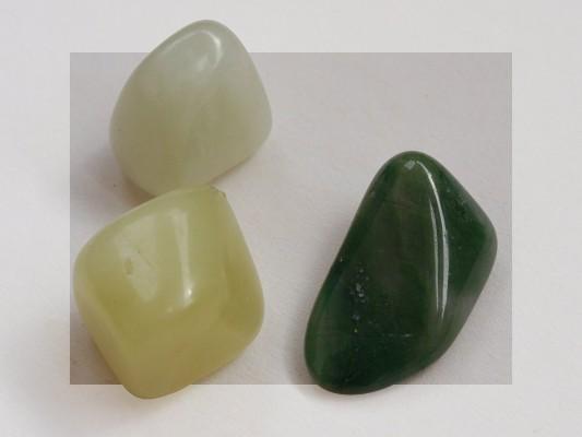 Jade finns i olika färger såsom grön, vit, röd, gul, brun, violett och svart. (Foto: Wikipedia)
