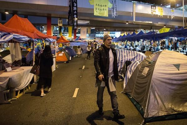 Den amerikanske stjärnan från Spiderman-filmerna, James Franco, promenerar genom det av James Franco vid Amiralitetsområdet fredagen den 21 november. Området är ockuperat av demonstranter från Paraplyrörelsen i Hongkong. (Foto: Lam Yik Fei/Getty Images)
