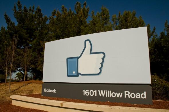 En "gilla" tummen upp, för Facebook vid ingången till Facebooks huvudkontor, fotograferad den 3 februari i Menlo Park, Kalifornien. Facebooks börsintroduktion (IPO) är nära förestående. (Foto: Jan Jekielek / The Epoch Times)