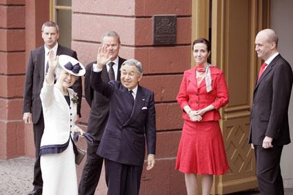Japanska kejsarparet vinklar till åskådare när de anländer till utrikesdepartementet för lunch hos värdparet statsministern Fredrik Reinfeldt och frun Filippa den 22 maj 2007. (Foto: AFP PHOTO / SVEN NACKSTRAND) 
