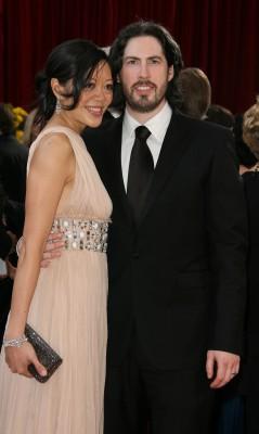 Up in the Air-filmens regissör Jason Reitman var nominerad till Academy Award för filmen. Han poserar på Kodak Theater i Hollywood med sin fru den 7 mars 2010. (Foto: AFP/Valerie Macon)