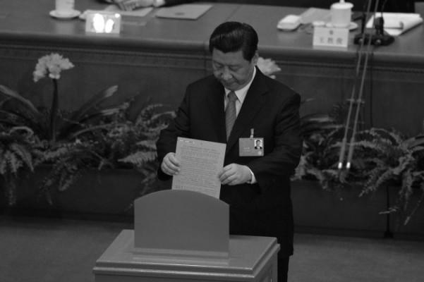 Kommunistpartiets generalsekreterare Xi Jinping röstar i valet av nya tjänstemän under 12:e nationella folkkongressen i Folkets stora sal i Peking den 16 mars 2013. Enligt en artikel i Asia Sentinel kan hans doktorsavhandling vara ett plagiat. (Mark Ralston/AFP/Getty Images)
